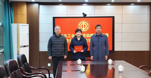 兩名女工患病，省上縣里都來慰問一一虹潤三重保障體系筑就員工幸福家