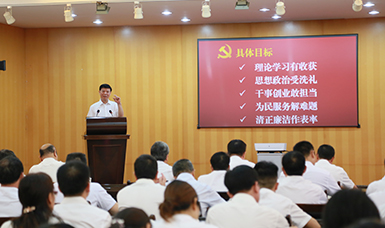 福建省人大黨組書(shū)記、副主任張廣敏在虹潤(rùn)會(huì)議室上黨課